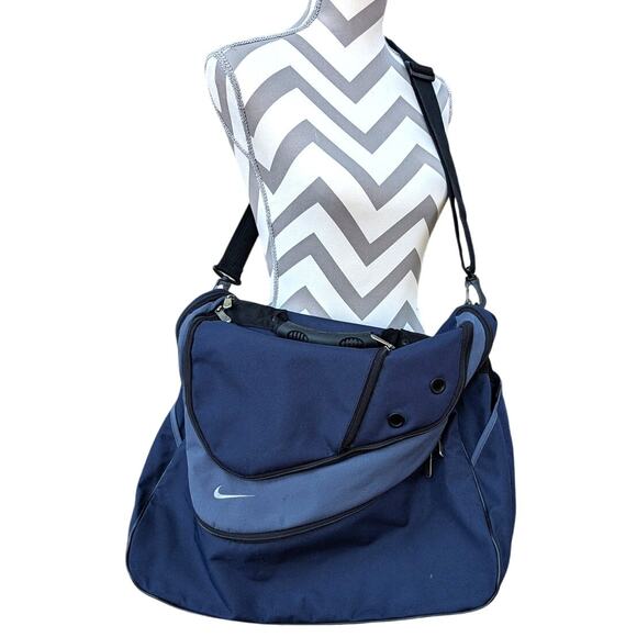 Nike Duffle Bag 20x18 Gym Travel Carry On Weekender Shoulder Strap Hold all Navy - Picture 1 of 16
